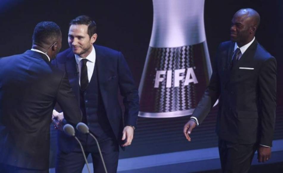Suazo y Lampard entregaron los galardones del 11 ideal de la UEFA.