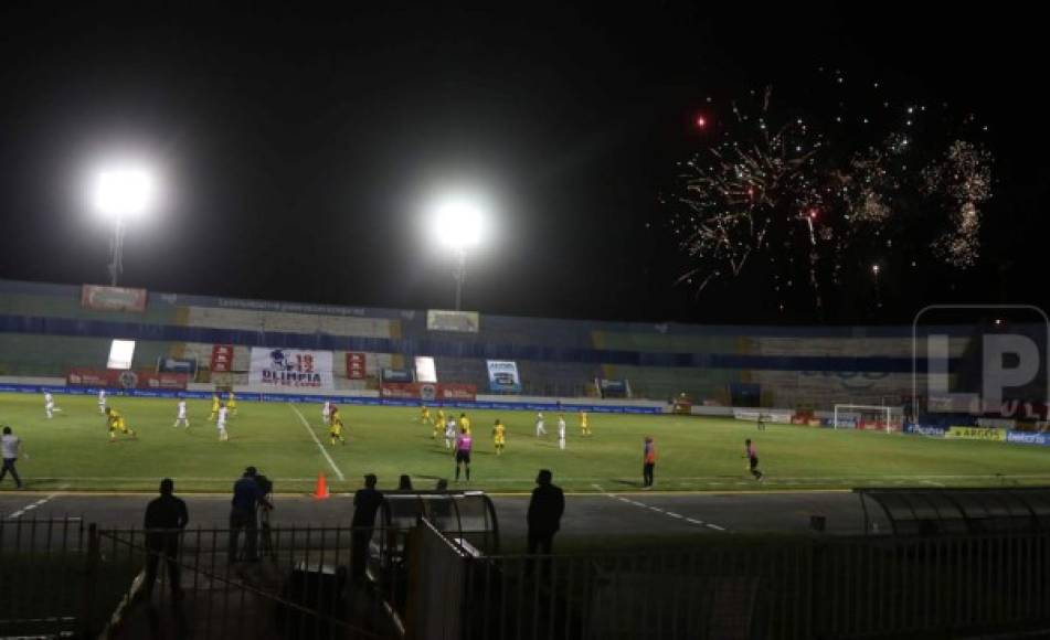 La Ultra Fiel, barra del Olimpia lanzó fuegos artificiales en las afueras del estadio Nacional.