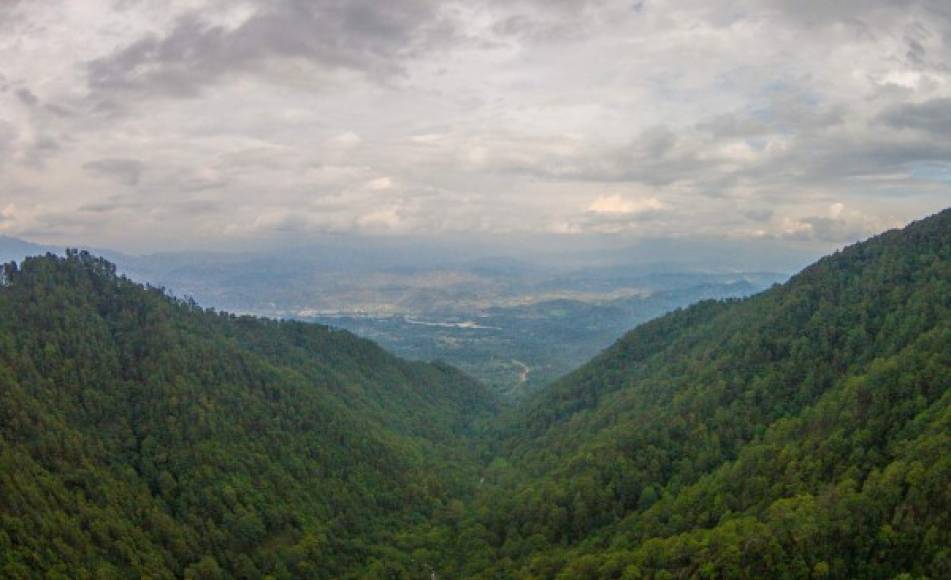 El parque nacional Montaña de Celaque es un sitio natural protegido formado por montañas, mesetas, bosque nuboso y en donde se localiza el punto más alto de Honduras.