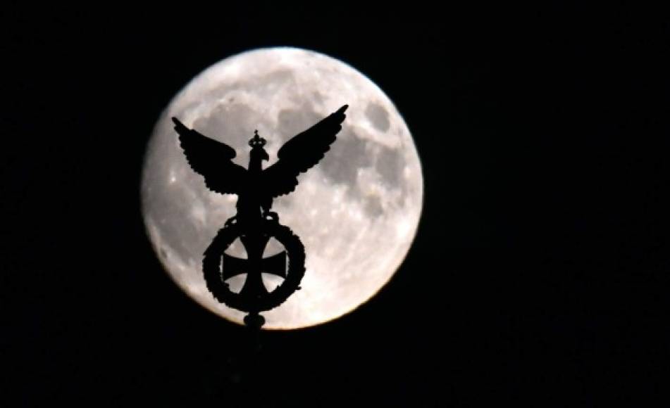 La luna detrás del águila prusiana encima de la puerta de Brandeburgo. AFP