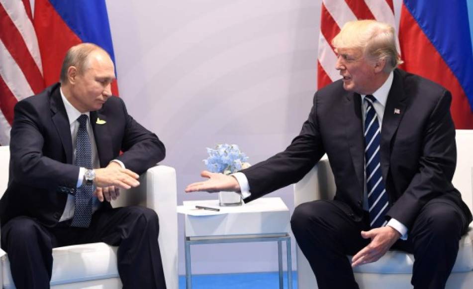 - Putin, sin interés en Trump -<br/><br/>Trump, dijo también Bannon, 'fue a Rusia y pensó que iba a encontrarse con (Vladimir) Putin. Pero a Putin no le importaba una mierda. De forma que (Trump) siguió tratando'.