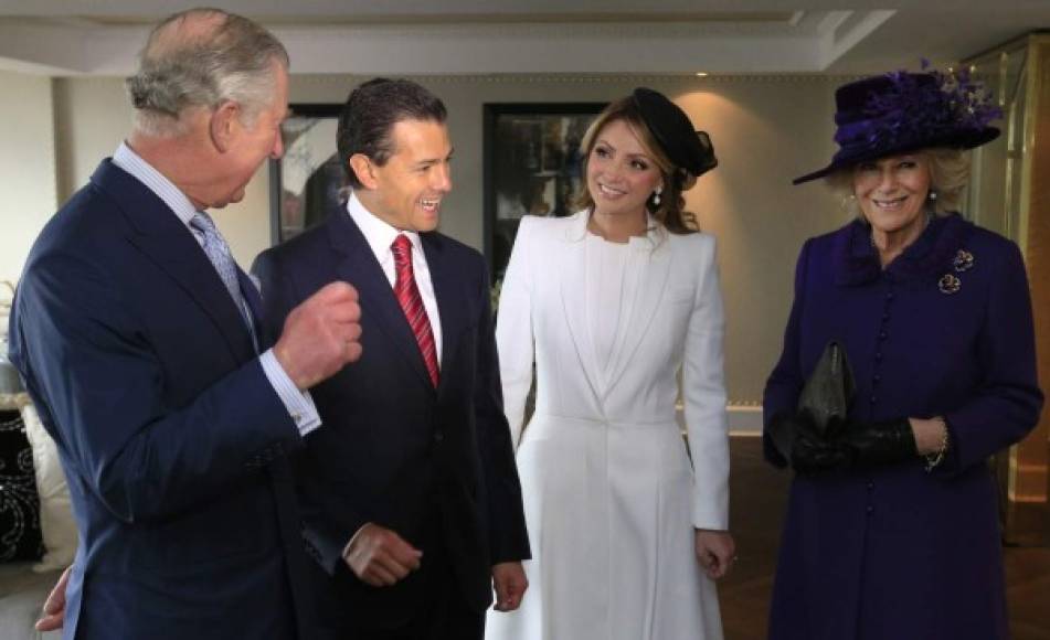 El príncipe Carlos y su esposa Camila saludan a Peña Nieto y Angélica Rivera.