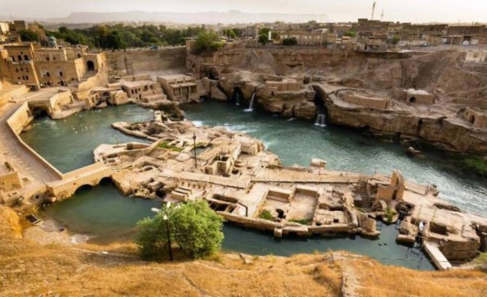 Otros sitios históricos también incluyen la red hidráulica histórica de Shushtar, una antigua ciudad fortaleza en la provincia de Juzestán en el suroeste de Irán.