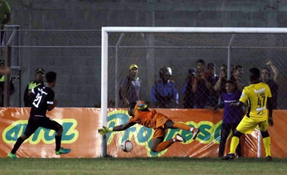 Luis 'Buba' López observa como el balón entra en su portería tras el cabezazo de Milton Castro para abrir el marcador a favor del Honduras Progreso.