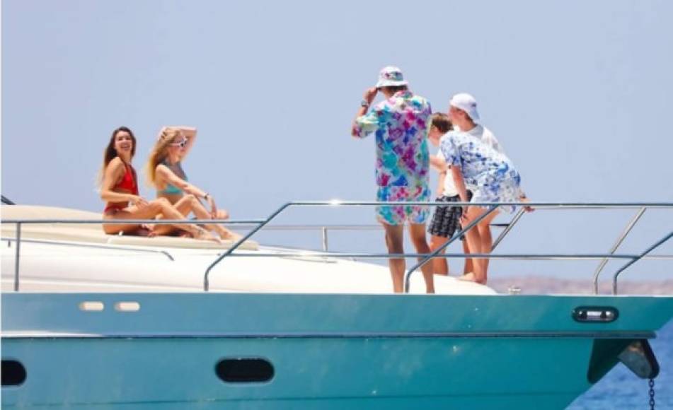 Erling Haaland ha disfrutado las vacaciones en la isla de Mykonos navegando junto a un grupo de amigos vestido con un look estampado muy atrevido. <br/><br/>Foto - Diario As (BackGrid)