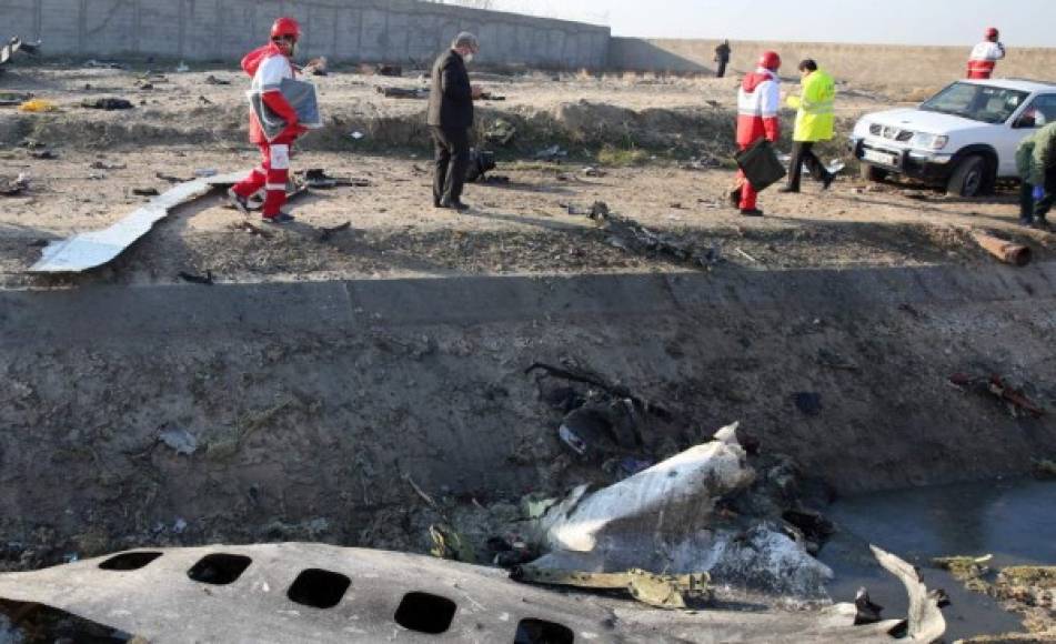 Los restos de las personas a bordo quedaron dispersos junto a los escombros del avión sobre un terreno deportivo al sur de Teherán, adonde se desplazaron inmediatamente los equipos de rescate.