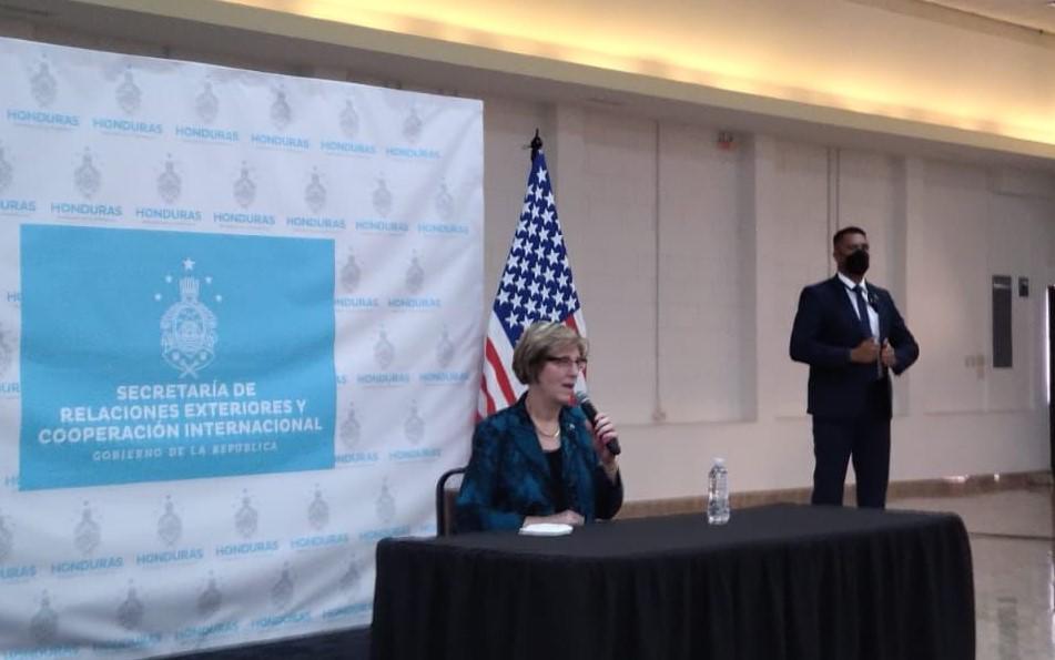 Canciller Reina y embajadora Dogu “liman asperezas” tras tensión diplomática