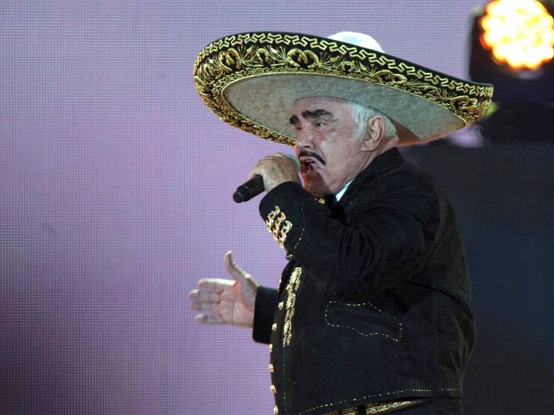 Televisa junto a Univisión anunciaron que están preparando la bioserie del llamado “Charro de Huantitán” basado en el polémico libro de la escritora argentina Olga Wornat, “El último rey”.