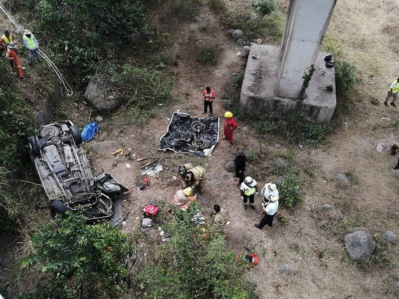 Fotografía cedida hoy por Córdoba a Diario que muestra a rescatistas y bomberos en la zona donde se accidentó una camioneta en la que viajaban migrantes, en el municipio Amatlán de los Reyes.