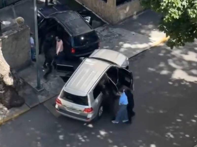 Momento en que supuestos agentes arrestan al líder opositor Freddy Superlano en Venezuela.