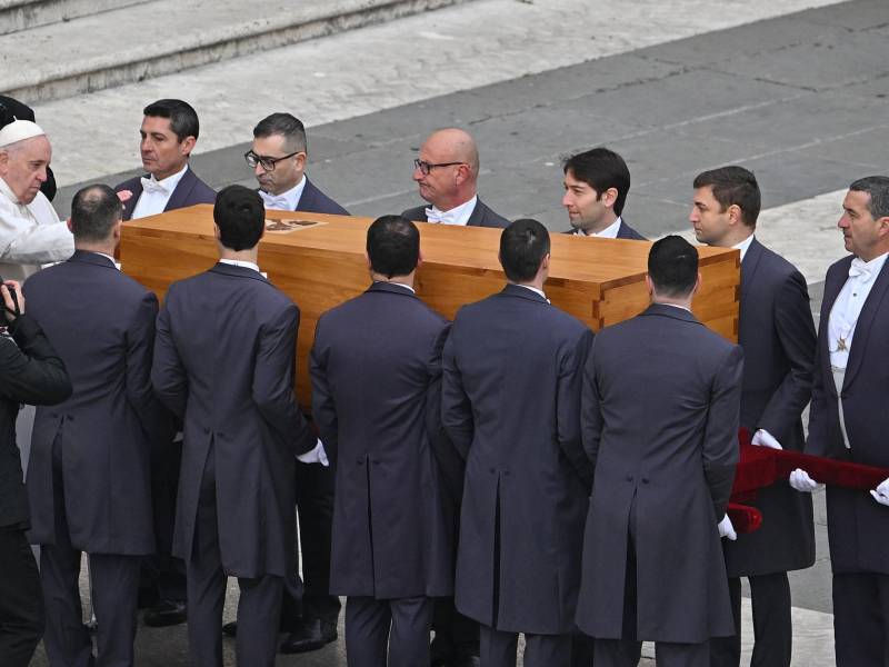 El papa Francisco despidió este jueves por última vez a su predecesor <b>Benedicto</b> XVI, fallecido el sábado a los 95 años, durante el solemne funeral celebrado ante miles de fieles y personalidades de todo el mundo congregados en la plaza de San Pedro,.