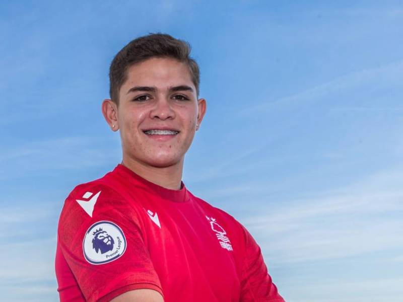 Brandon Aguilera y su felicidad tras fichar por el Nottingham Forest.