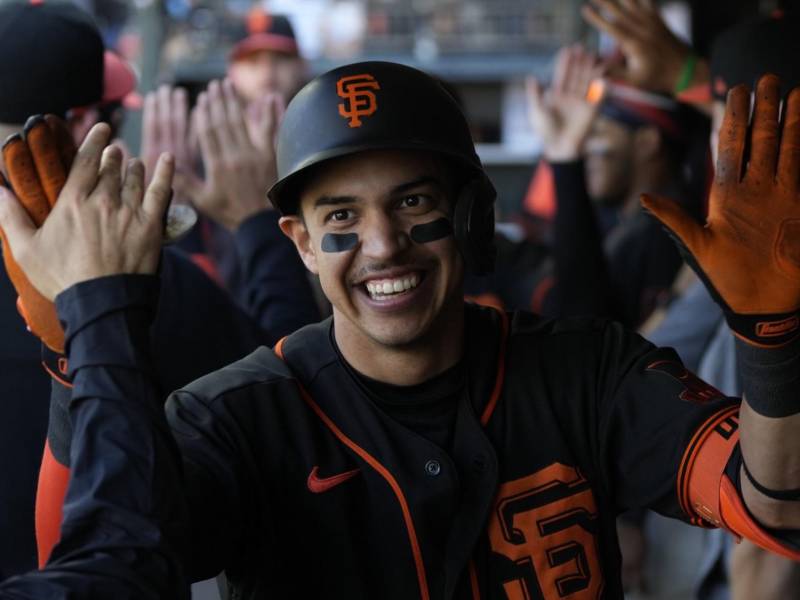 Mauricio Dubón con una gran sonrisa fue felicitado por sus compañeros.