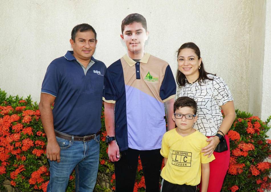 La familia de Luis David Sánchez (q.d.D.g.) rindió homenaje a su recordado hijo en la entrada de la institución. 