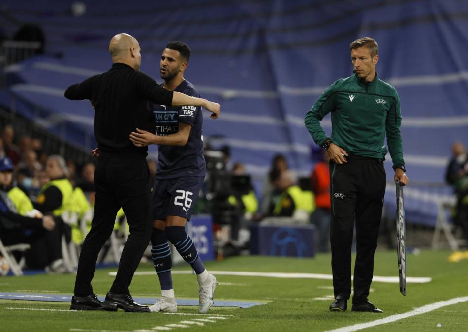 El argelino Mahrez anotó y lo celebró con Pep Guardiola. La alegría en el entrenador y la plantilla del Manchester City era evidente.