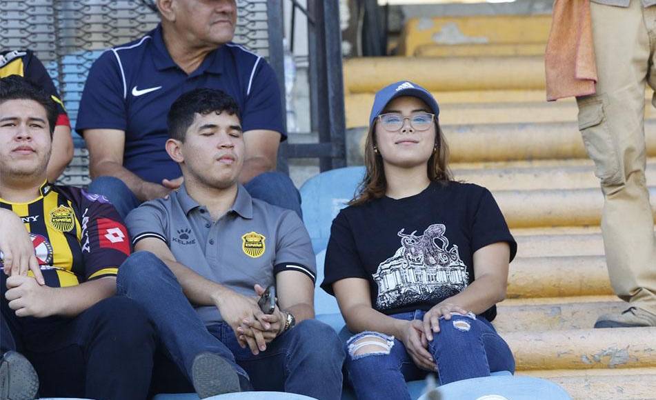 Aficionados que llegaron al estadio Olímpico para disfrutar del clásico sampedrano.