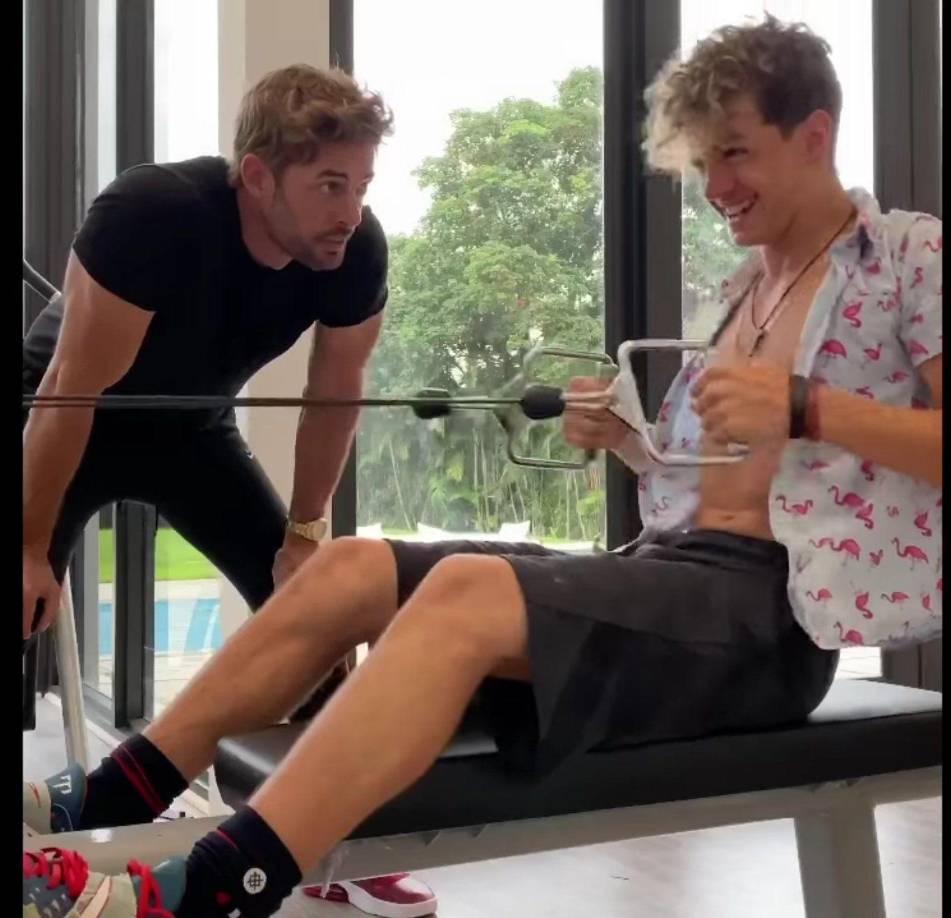 Cabe destacar, que la belleza del joven fue heredada por sus dos padres, una cara por otra. Tophy, como es conocido en su núcleo familiar, parece ser el doble de su papá en su etapa más joven.