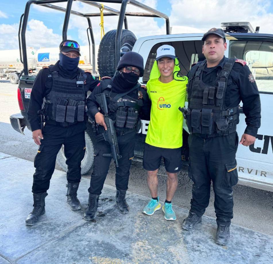 En ese video, Shin Fujiyama muestró su paso por la temida carretera federal 57, una vía marcada por robos, desapariciones y tráfico de personas, lo curioso y alarmante fue que el mismo Fujiyama alertó que llevaba dos días de correr sin resguardo policial. 