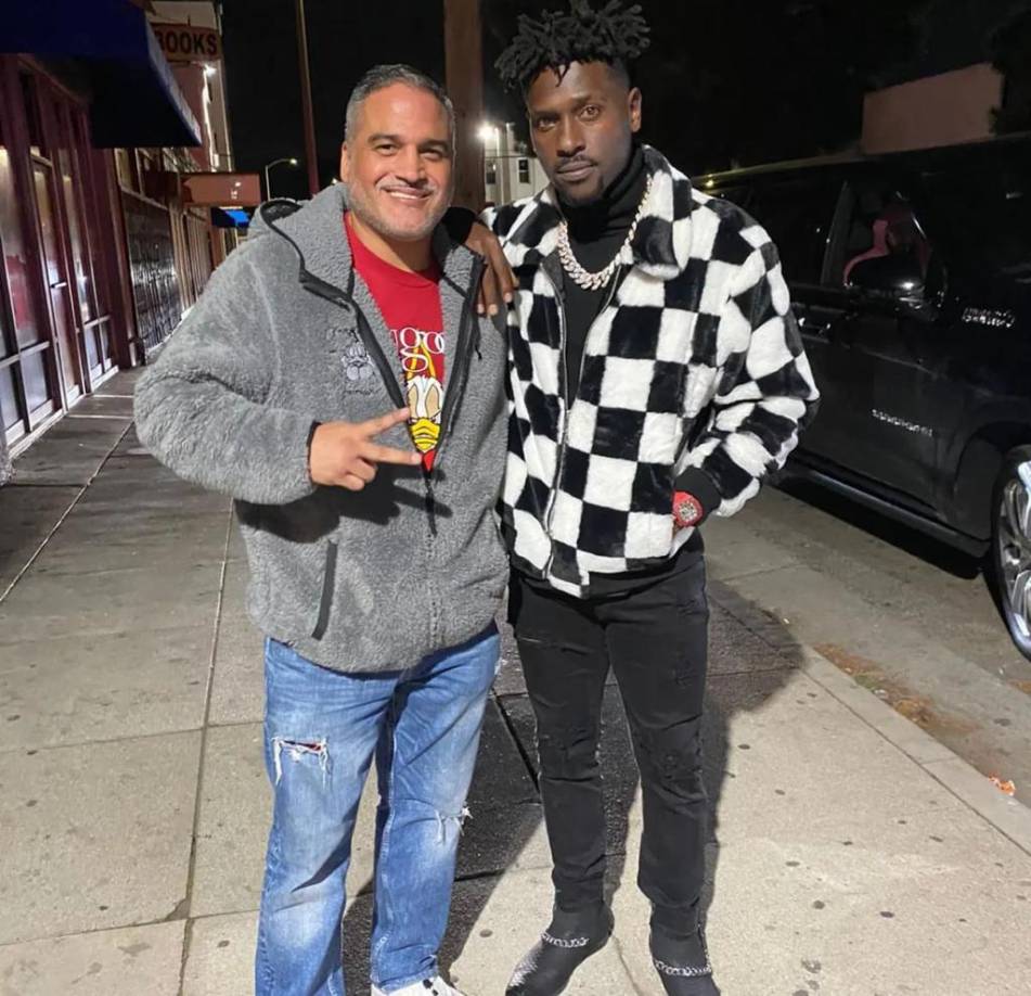 Ricky es ahora propietario de un gimnasio donde llegan grandes figuras del boxeo e incluso de la farándula. En esta imagen aparece con Antonio Brown, reconocido jugador de fútbol americano.