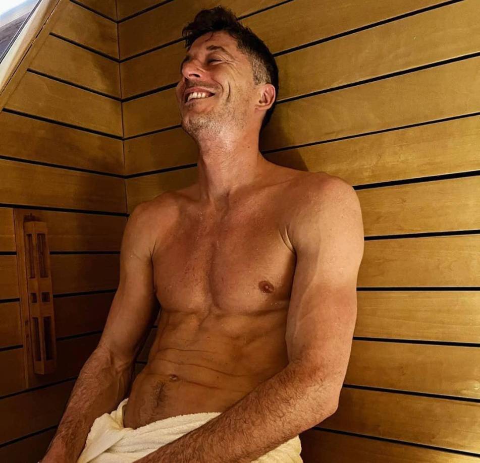 En una entrevista concedida a al ‘Welt am Sonntag’, Lewandowski confesó que no consume productos lácteos. “Antes desayunaba cereales con leche y me sentía un poco flojo antes de entrenar. Ahora solo bebo leche de almendra, coco o arroz. Incluso he renunciado a la leche de soja y trigo”, reveló.