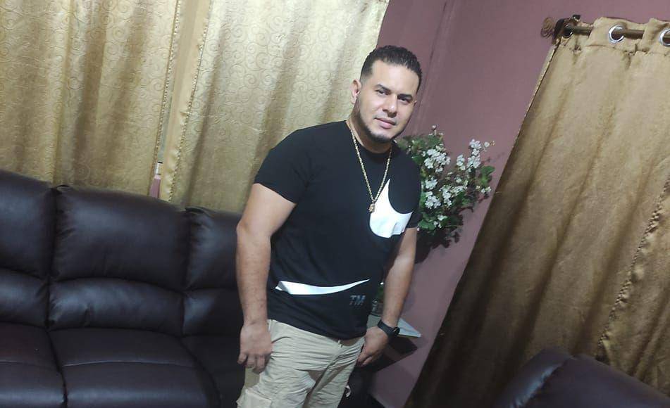 El cuerpo del joven quedó en la acera de la calle cerca de un taller de mecánica automotriz, donde había múltiples casquillos de arma de grueso calibre.