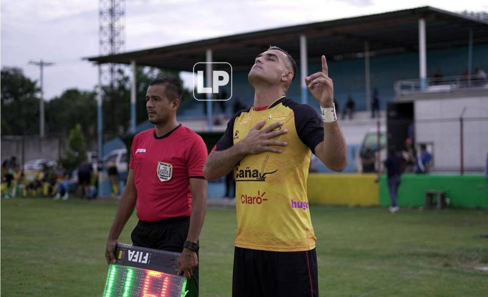 El mexicano Omar Rosas, antes de entrar al campo en reemplazo del lesionado Ramiro Rocca.