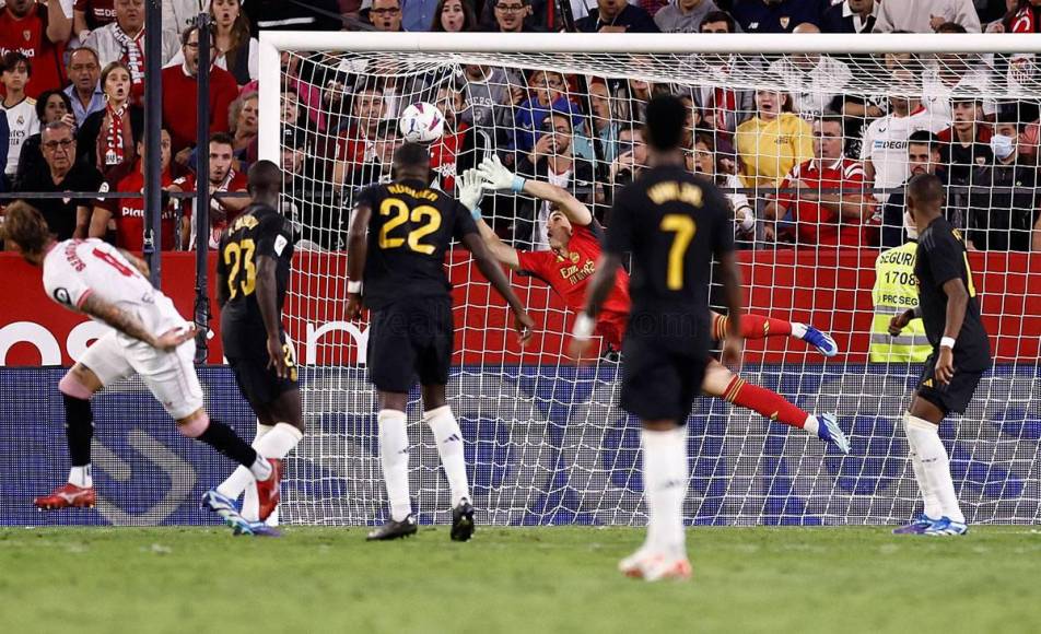 Sergio Ramos buscó el gol y estuvo cerca de marcar con este cabezazo, pero Kepa Arrizabalaga salvó al Real Madrid.