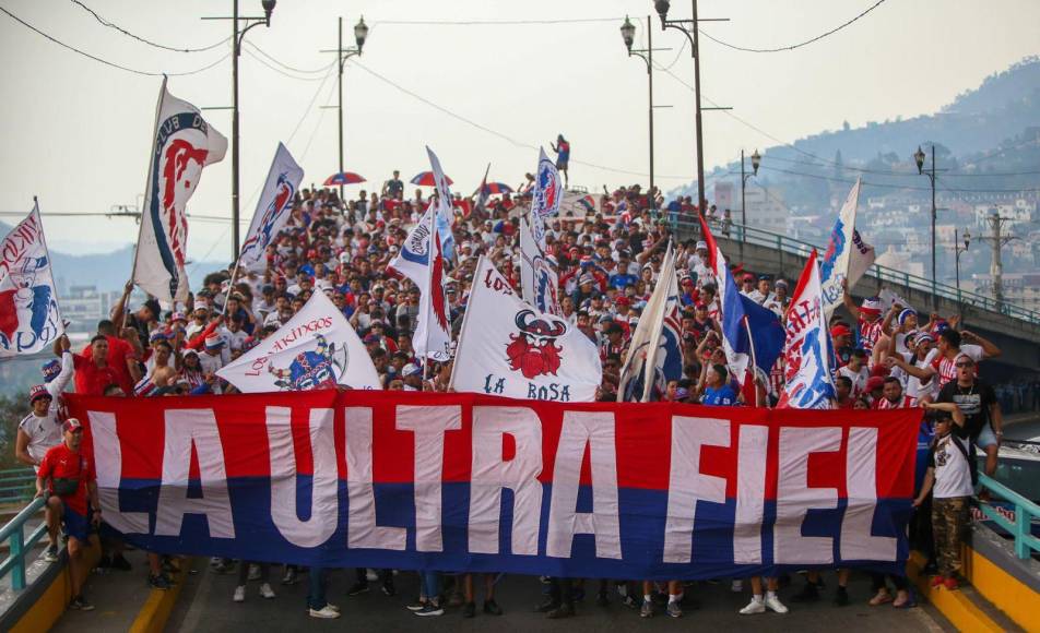 Miles de hinchas del conjunto Albo se reunieron en las calles capitalinas para el banderazo antes del espectáculo en el Nacional. 