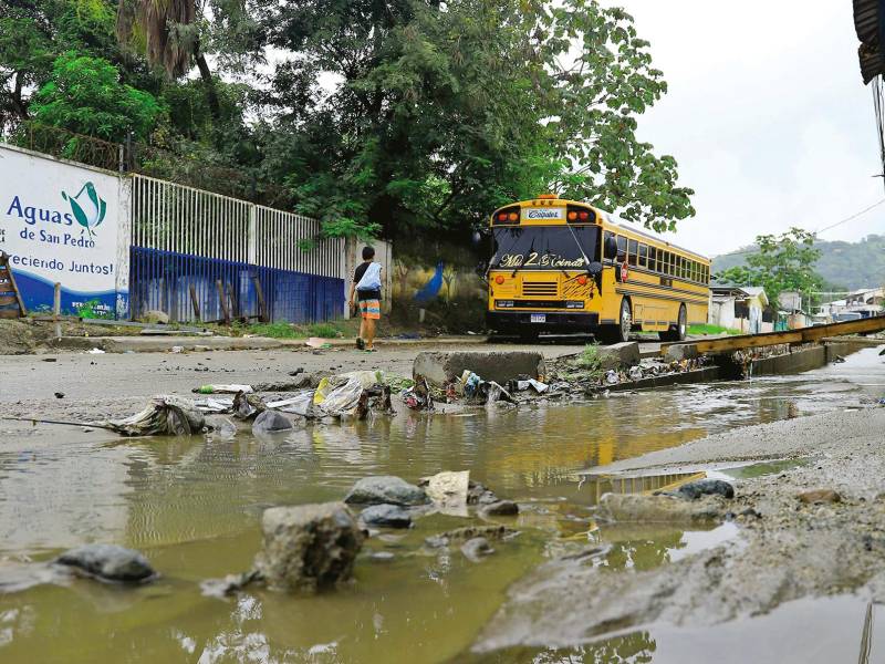 <b><span class=mln_uppercase_mln>Situación.</span></b> Aguas residuales y pluviales se rebalsan cuando llueve en la colonia El Carmen, una de las pocas que tiene alcantarillado; pero está colapsado.<span class=mln_uppercase_mln> Foto: Melvin Cubas.</span>