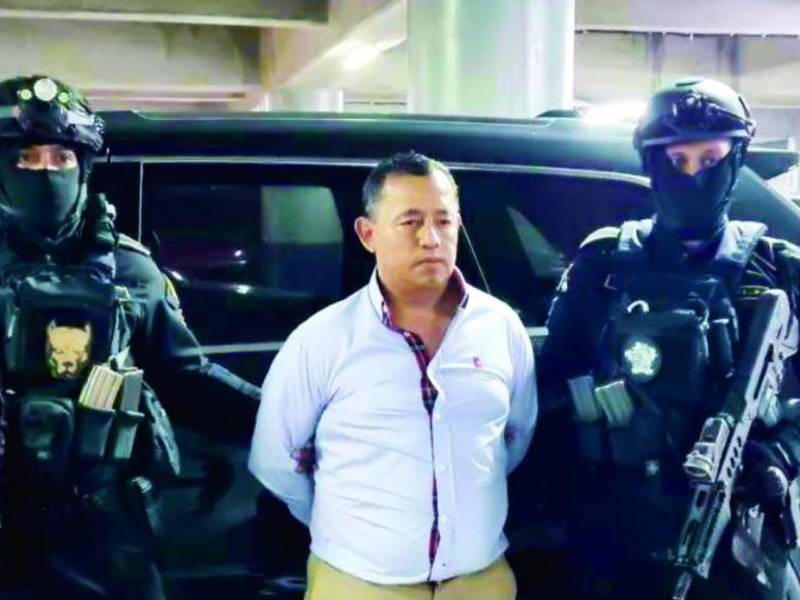 Tranquilamente, el supuesto narcotraficante guatemalteco Mario Roberto Girón Maldonado, pese a tener orden de captura en Honduras por los delitos de lavado de activos y tráfico de droga, salió el fin de semana del aeropuerto de San Pedro Sula con rumbo a Guatemala, donde fue capturado por tener orden de extradición de Estados Unidos.