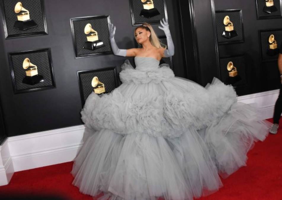 Ariana Grande decantó por un vaporoso vestido con el que posó como todo una diva en un Giambattista Valli.