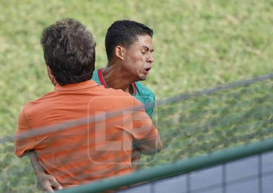 Cálix y Vargas se fundieron un fuerte abrazo para celebrar el 1-0 del Marathón.