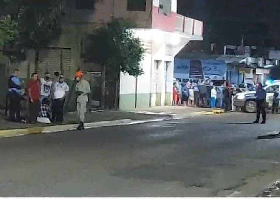 La Policía acordonó la escena y luego un equipo de Medicina Forense levantó el cadáver y lo trasladó a la morgue de San Pedro Sula. 