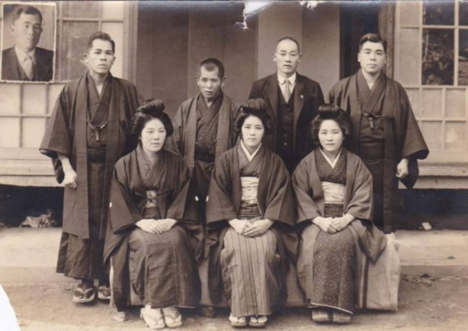 A pesar de tener varias operaciones, incluyendo cataratas y cáncer colorrectal, Kane ahora vive una vida pacífica en un hogar de descanso en Fukuoka. <br/><br/>Foto: Kane (primera fila, centro) con sus hermanos y hermanas.