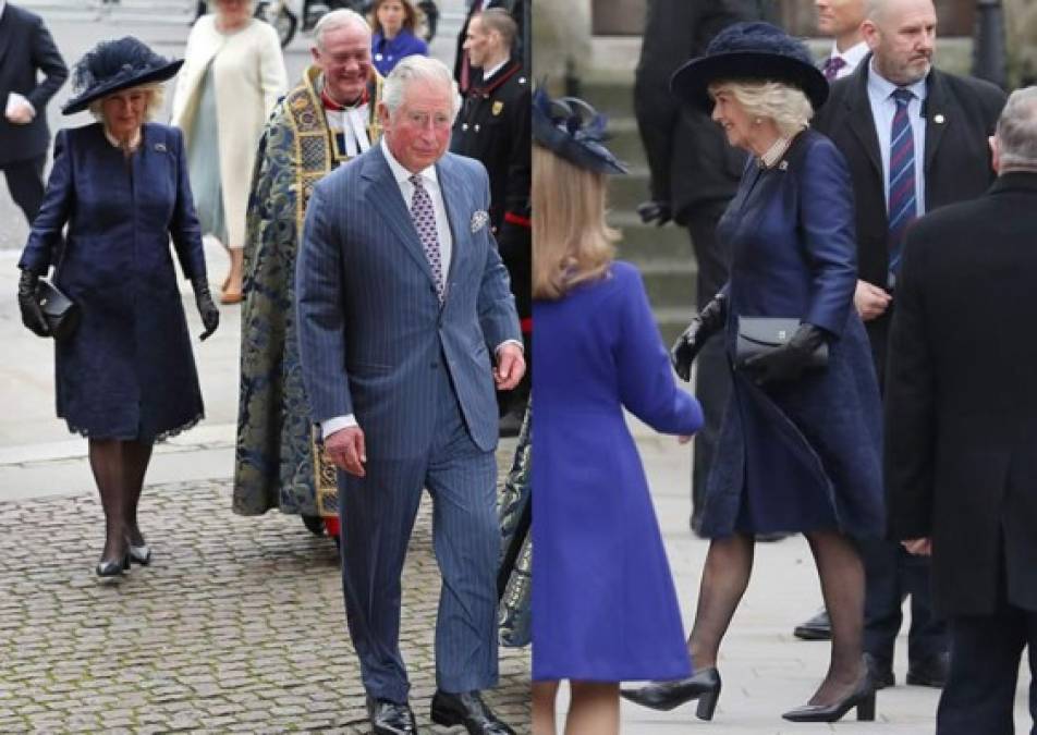 Camilla, duquesa de Cornualles, llevaba un vestido y un abrigo de seda y encaje azul marino de Bruce Oldfield y un sombrero de plumas azul marino de Philip Treacy.