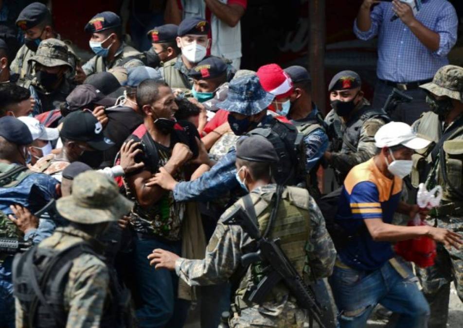 Más de 3,000 hondureños ingresaron a la fuerza a Guatemala después de romper el cerco policial.