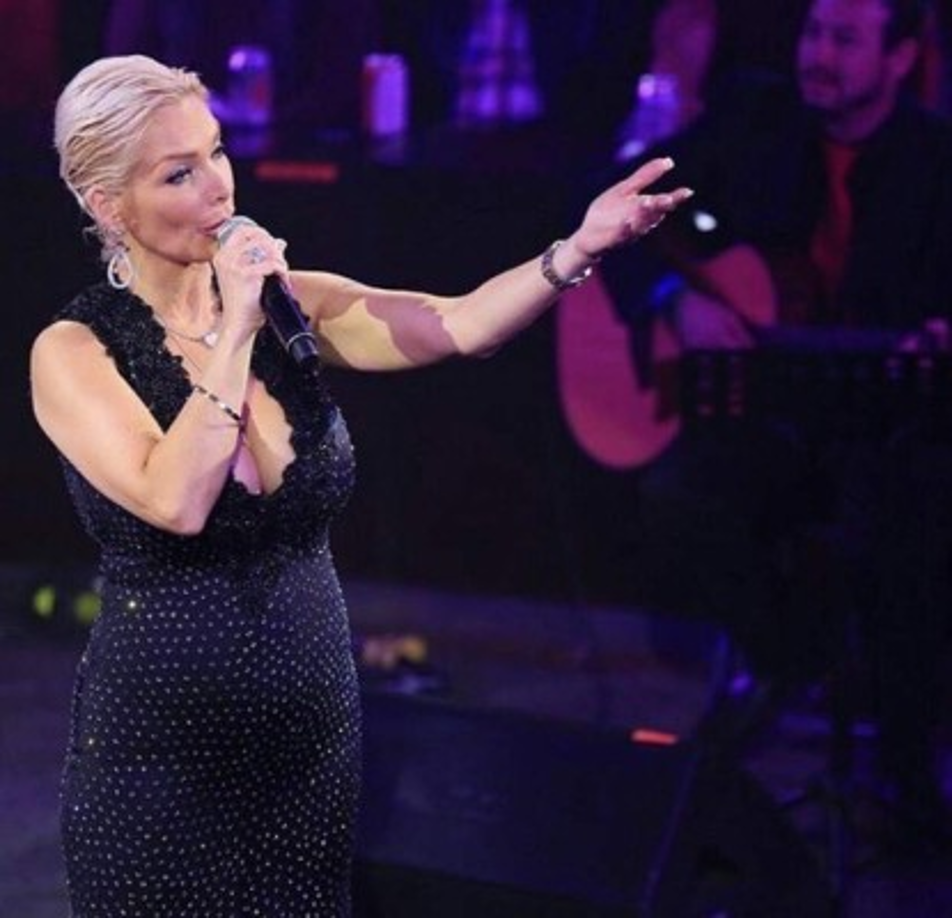 La guapa Marisela conquistó al público con sus temas románticos.