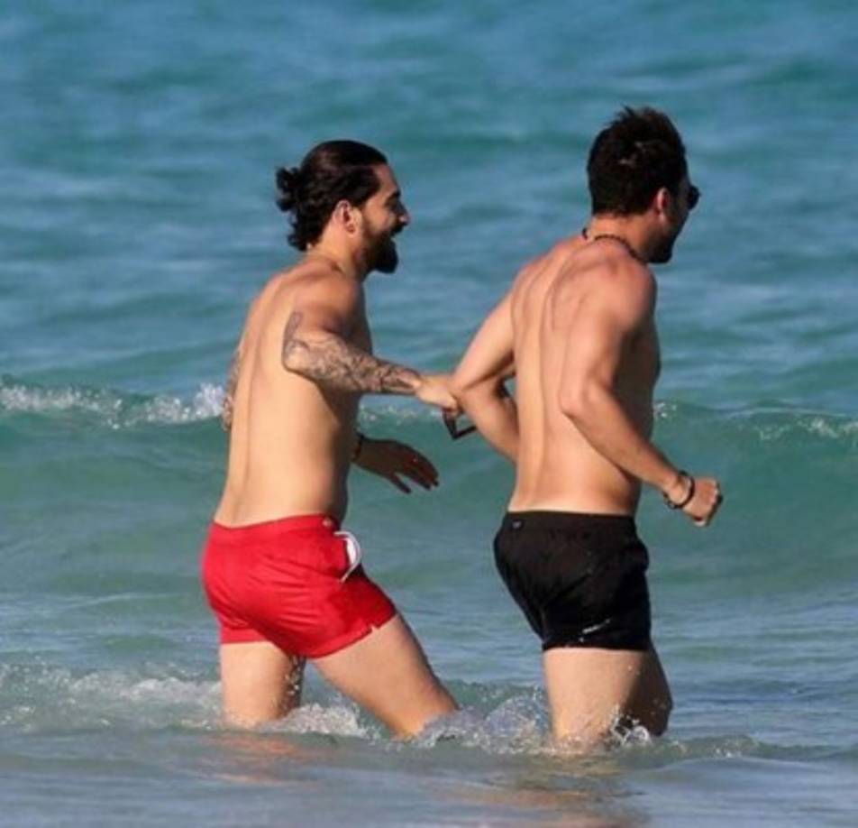 Los cantantes compartieron a través de sus redes sociales fotos y videos de su estadía en la playa estadounidense.