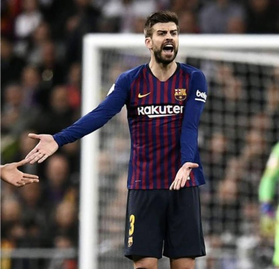 Gerard Piqué: (5). Se crece con la presión, incluso demasiado. Tuvo un error grave perdiendo el balón saliendo en conducción desde atrás que propició la ocasión más clara del Real Madrid en la primera mitad. El central catalán se mostró seguro en el juego aéreo.