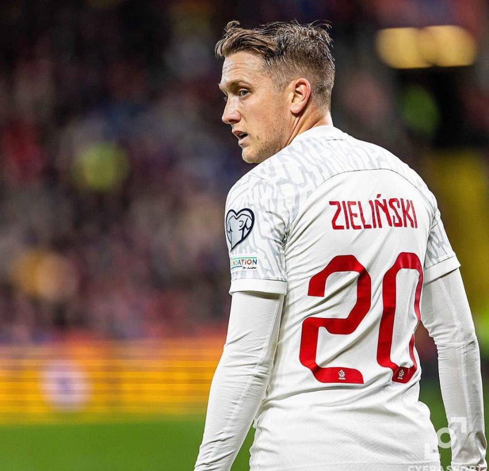 El Al-Ahli tiene en la mira a Piotr Zielinski, quien acaba contrato con el Napoli en 2024.