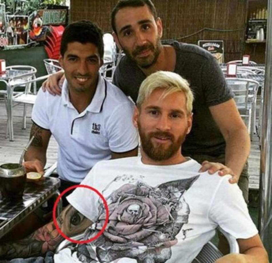 El delantero argentino Lionel Messi y Antonella Roccuzz, son una de las parejas más admiradas debido a que mantienen una relación amorosa de aproximadamente unos 15 años. Tras haber renunciado a la Selección de Argentina por perder la Final de la Copa América Centenario frente a Chile y luego de ser condenado a 21 meses de prisión en España, el ariete rosarino ha encontrado en la chica como el principal respaldo en momentos complicados. Hoy Messi ha querido mostrarle su amor con un romántico y especial detalle que ha salido a la luz pública gracias a su compañero Luis Suárez. Y es que el charrúa ha subido una imagen en su cuenta de Instagram en donde se le ve al cinco veces ganador del Balón de Oro que se tatuó el ojo de su mujer en el brazo derecho.