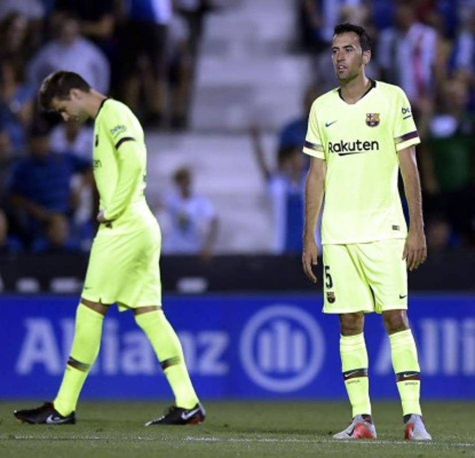 Sergio Busquets y Gerard Piqué se lamentan tras el segundo gol del Leganés.
