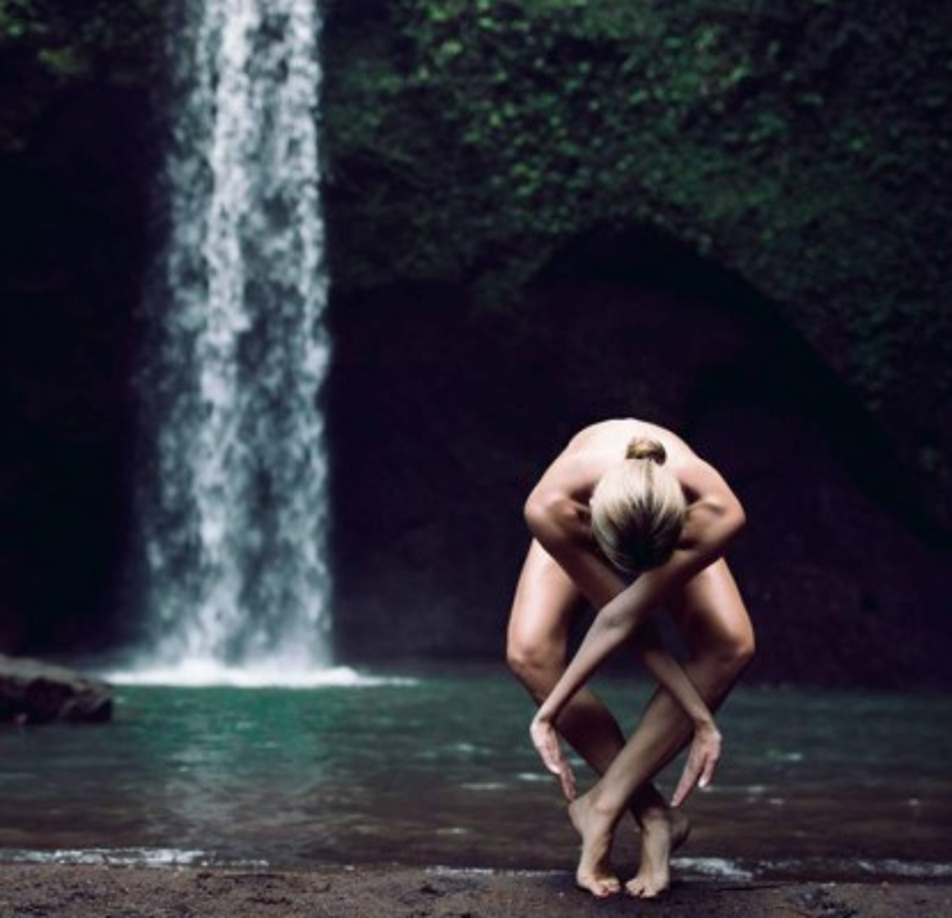 Lo que muchos ansían! Otro de los beneficios del yoga. La práctica del Surya Namaskar (“Saludos al sol”) y el pranayama Kapalbhati son dos de las diferentes técnicas que el yoga brinda para la pérdida de peso.