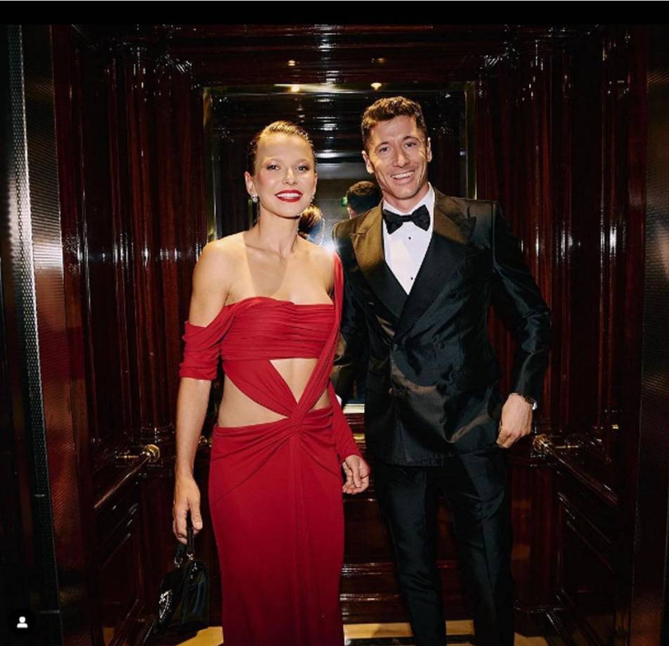Así fueron captados Robert Lewandowski y su bella esposa Anna Lewandowska tras la Gala del Balón de Oro.