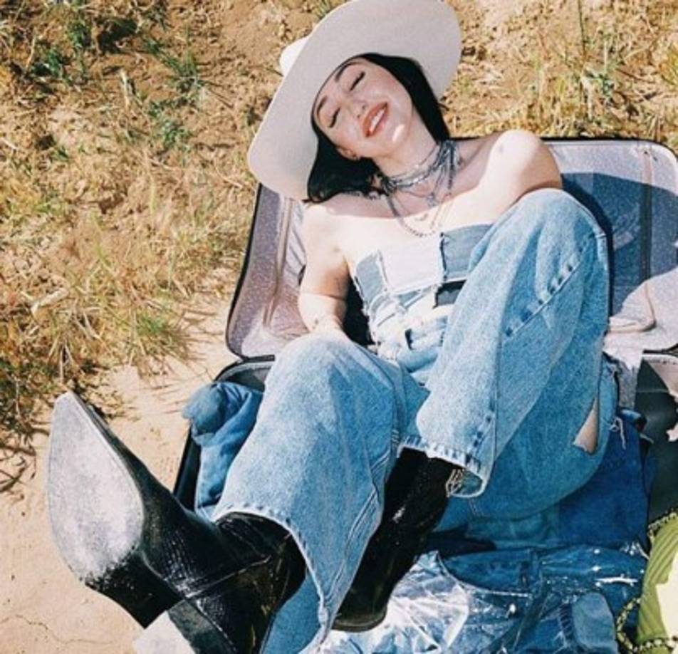 Pese a ser una mujer bella, la hermana menor de Miley dijo que le resulta muy duro mirarse al espejo y ver algo bonito.