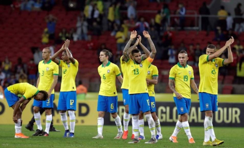 Los jugadores de Brasil saludan a la afición tras el partido amistoso contra Honduras en Porto Alegre.
