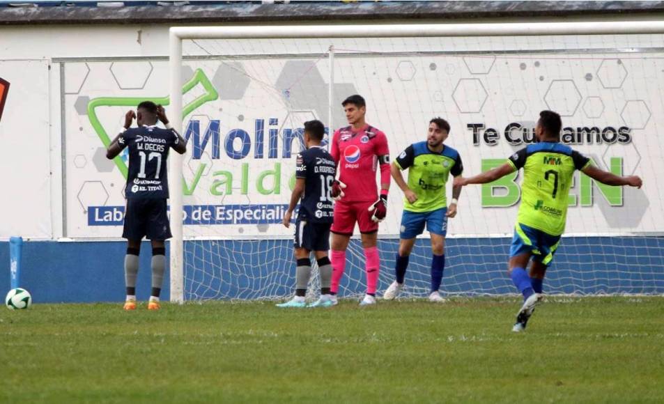 Wesly Decas marcó en propia puerta y los jugadores de Motagua quedaron cabizbajos, mientras los futbolistas del Olancho FC festejaron el autogol.