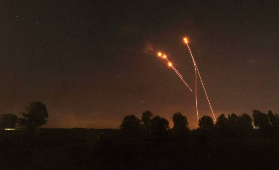 Israel, por su parte, bombardeó hoy sitios desde donde los cuales las milicias lanzaban cohetes, así como plantas de fabricación de cohetes en el centro del enclave.