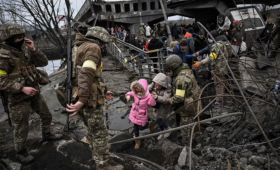 Una ciudad sobre todas simboliza el sufrimiento de la primera parte de la <b>guerra</b>: el puerto de Mariúpol, en el sur, destruido durante un brutal sitio de tres meses.