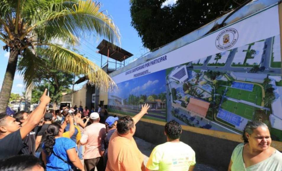 Pobladores del barrio Cabañas se mostraron alegres por el anuncio hecho por el presidente de Honduras, Juan Orlando Hernández, de construir un complejo.